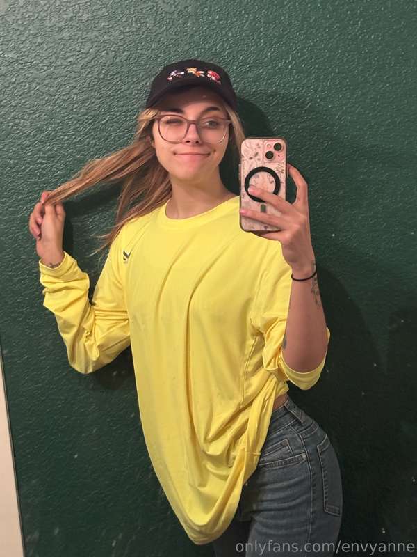 Did some yard work today and got all sweaty 🥰👍I need a massa.. 9