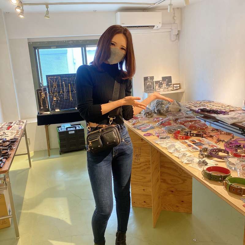 @fetishism_ten 
フェチ職人展☀️

名物受付嬢と戦利品と
出品してる商品たち