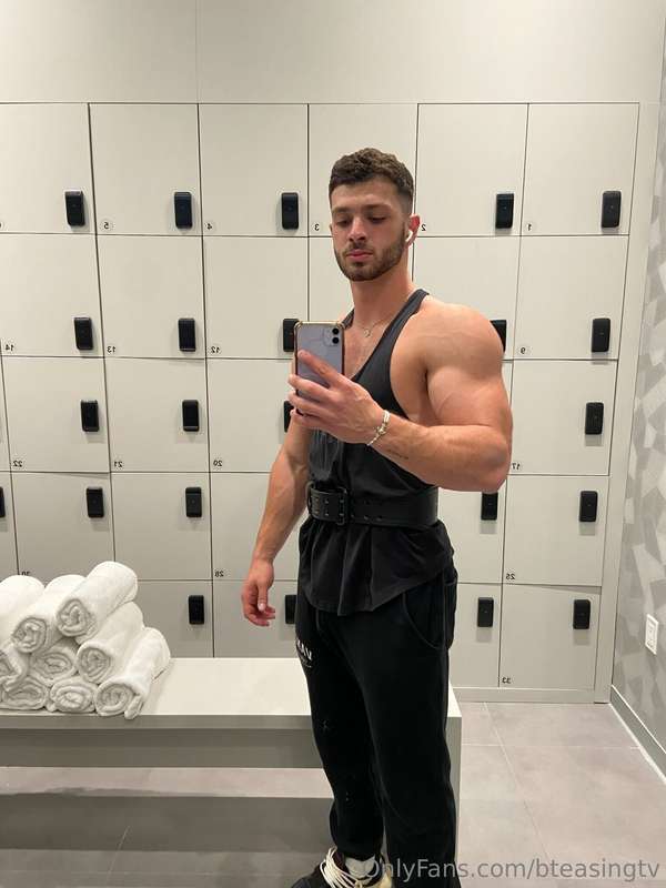 Working these big muscles💪🏻💦