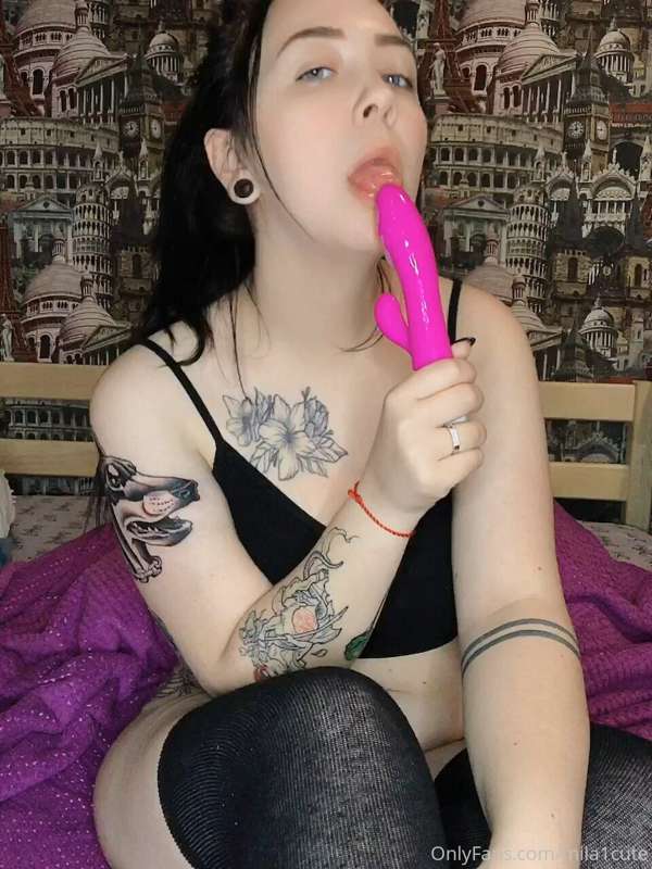 😜😜😜 baby. I'm so hungry. How about a blowjob or my pussy for..