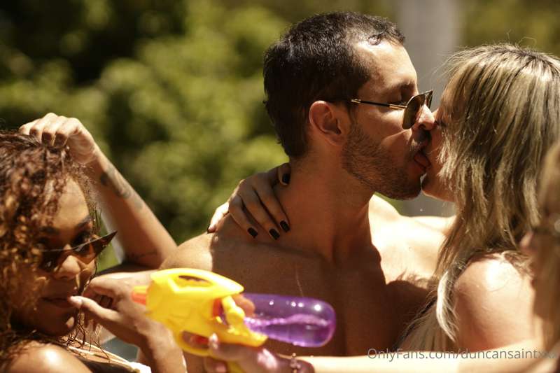 Please take me back to this pool party @maggiequeen @monique.. 5