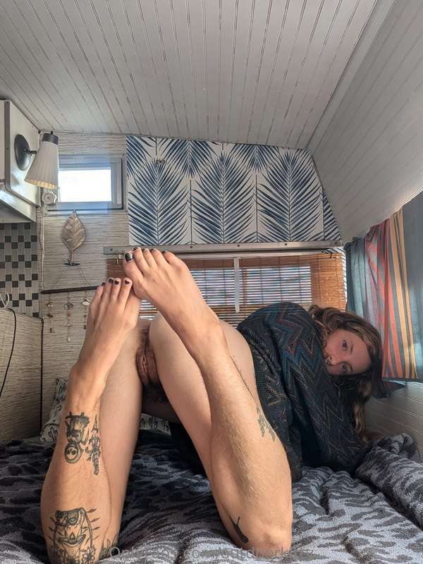 I want you to suck on my toes... Please I've been a good gir..