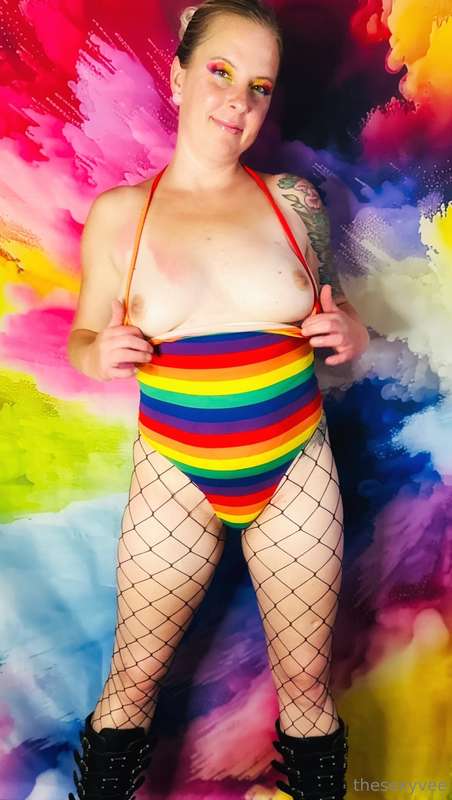 Sexy Sunday! Thought I would splash you with color and titti.. 5