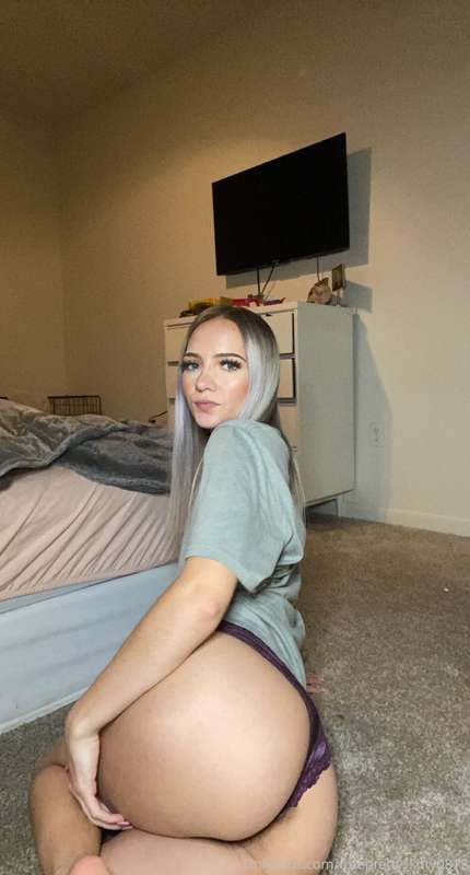 Pics with my panties to the side/shirt off/ and twerking vid..