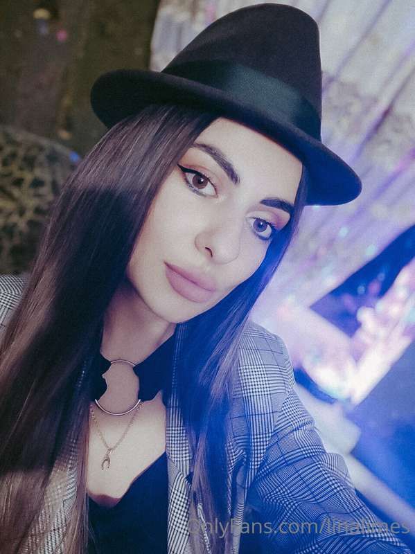 This hat makes me look like a witch😅😈