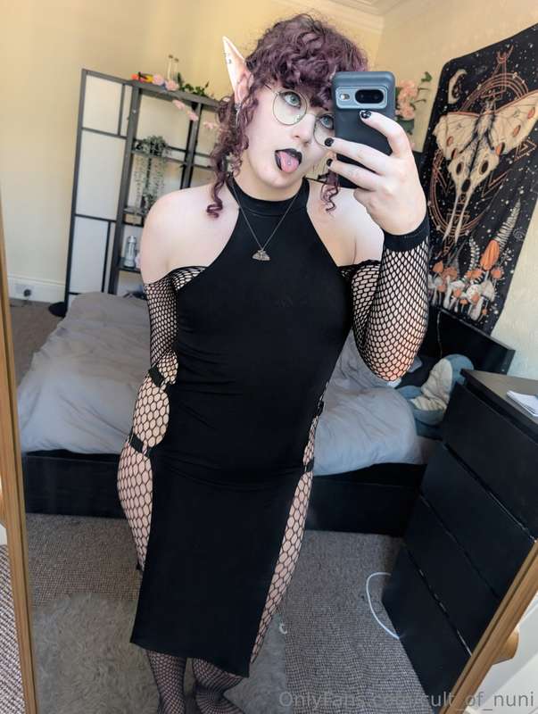 Goth elf goes so unnecessarily hard 😳😳 1