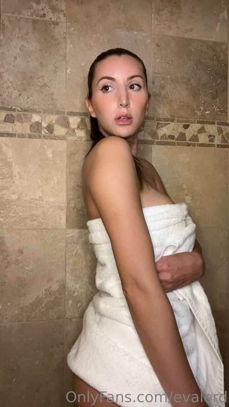 Cum jerk off with me in the shower 😉💦 ***Watch me lather up ..