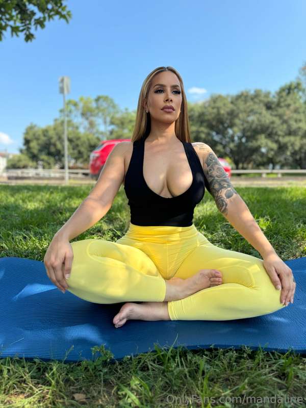 **4 days** till I go **live** for some ***nude yoga*** 🧘‍♀️ ..