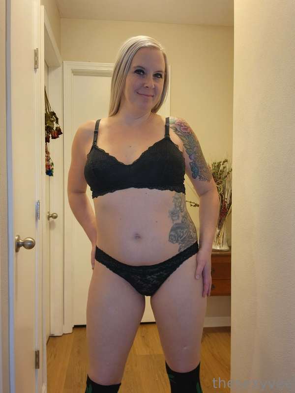 **Good morning! 💋 Enjoy a sexy little strip tease!** 🍒🍑 6
