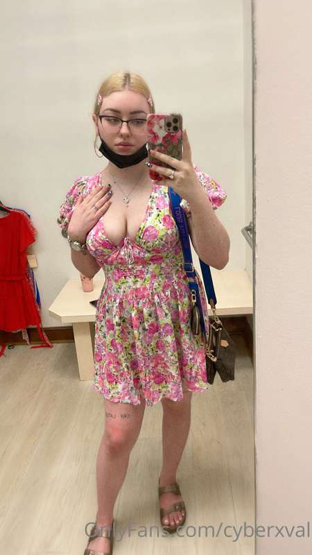 recorded me sucking dick in the dressing room 👀 gonna send i..