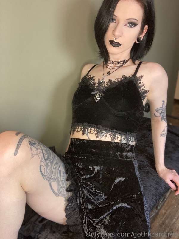 Velvet outfit on a velvet bench. I will slip my panties to t.. 5
