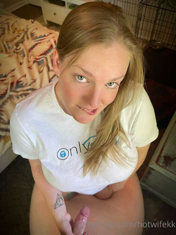 Well hello there 😘 

I bet you wish this was your cock 😈