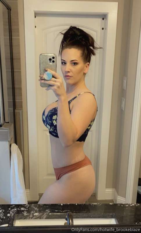 Was kinda feeling myself earlier as I was undressing for the.. 3