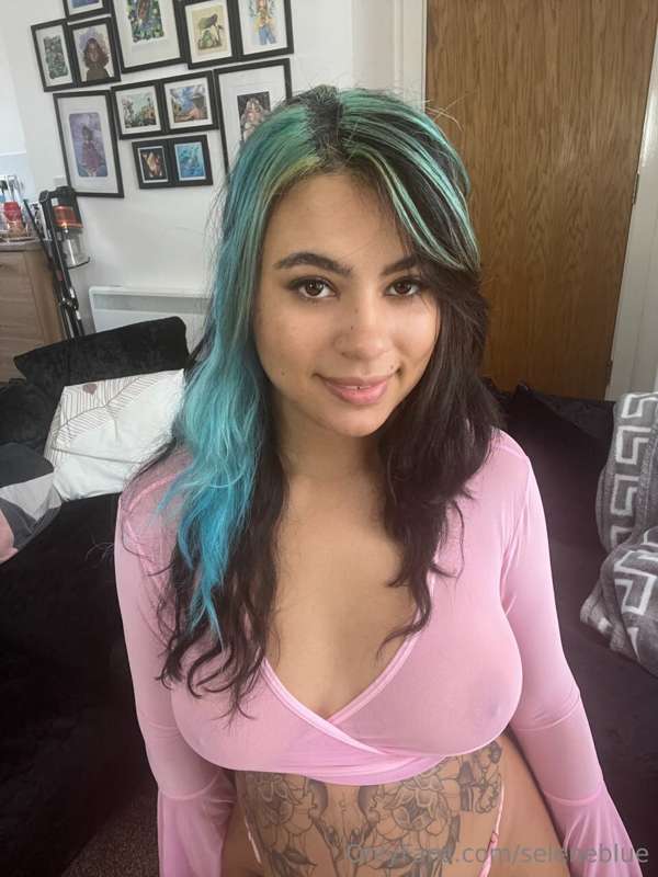 Like gamer girls?? she is the gamer for you!😘

https://onlyf.. 5