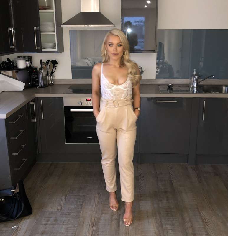 This outfit is so feel good, I am going out with confidence .. 3