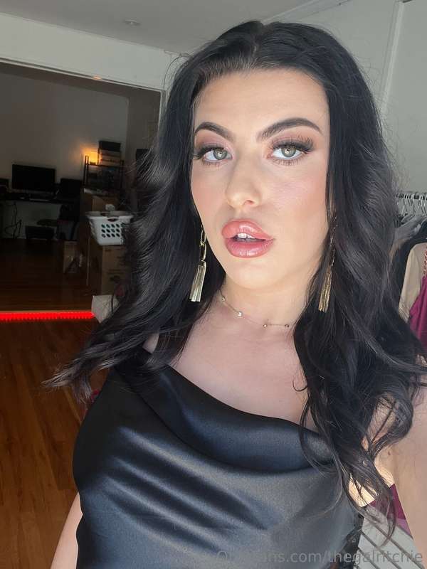 Buy me dinner tonight??I'll treat you back 🥰