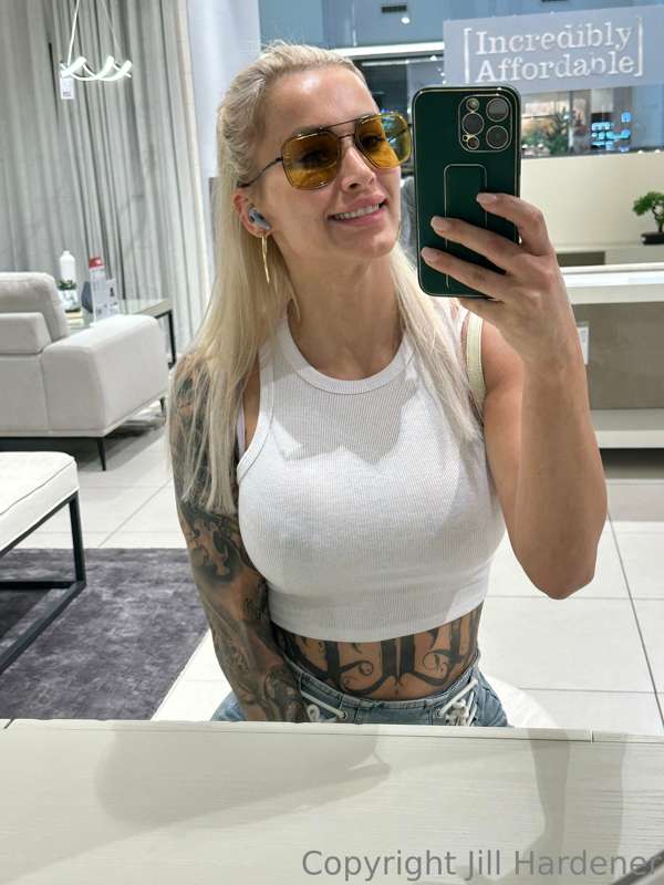 Every time when I see a mirror during the shopping tour 😝