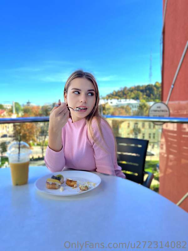 I was in the cafe with my friend today and I was wearing onl..