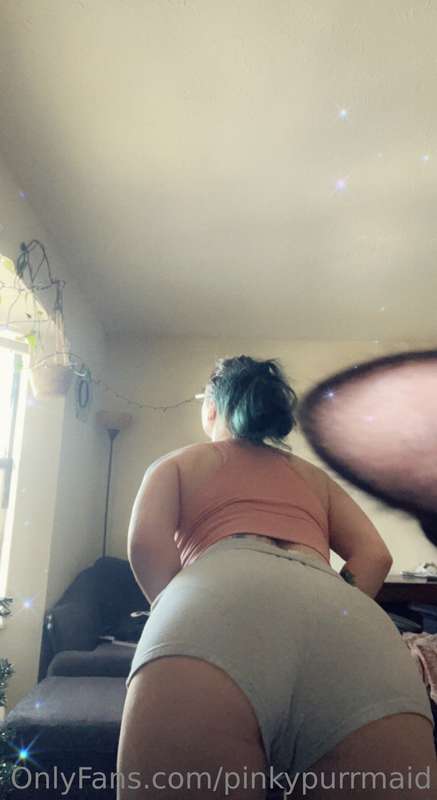 Funny little blooper while cleaning 😝🍑😹
