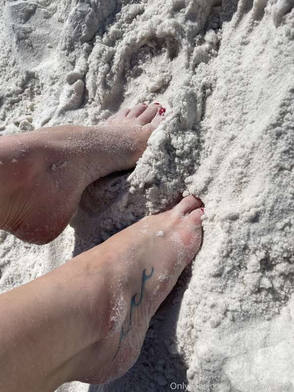 Needed a lil sun and sand ☀️ Happy Saturday!! I’m taking tod..