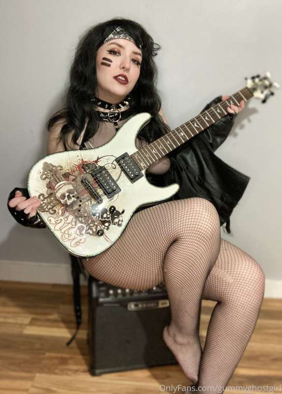 Lookin for a new roadie, interested? 🖤🎸 21