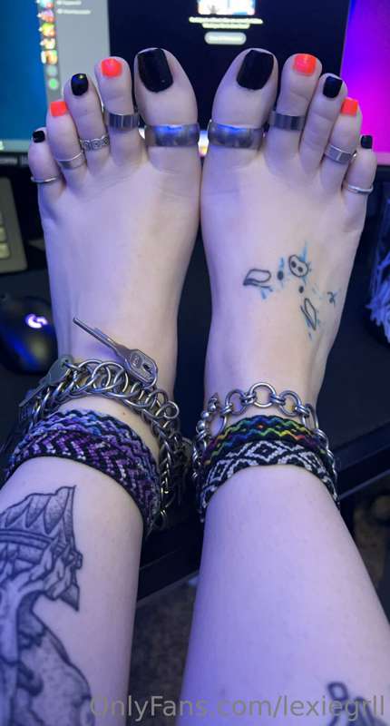 Do you like the way I painted my toes? 3