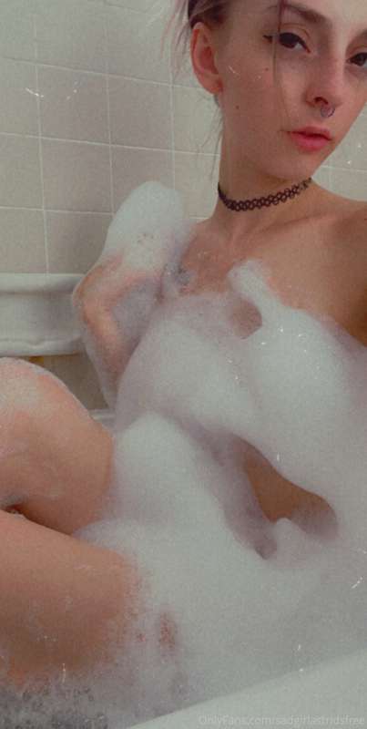 Fooling around in the bath 🛁 see more on my Sc @ Sadgirlastr..