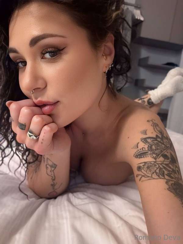 Lei è  Effe💋 e ti aspetta sul suo profilo Onlyfans per farti.. 3