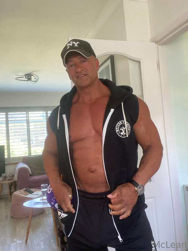 I’m feeling sporty today check out the abs 😘😎 1