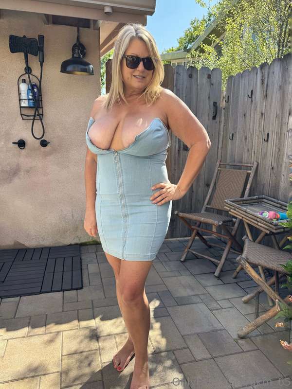 I took a bunch of pics in my Thursday attire. If you like th..