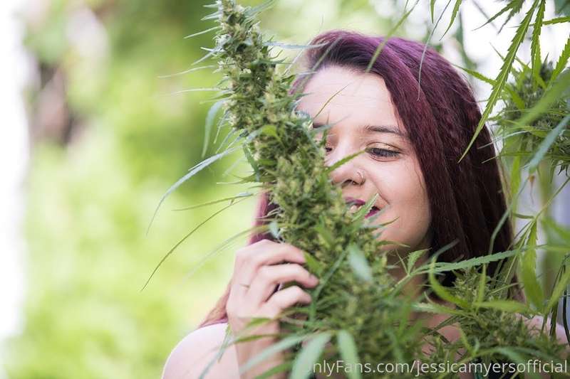 How many of my followers smoke the marijuana? How many of yo.. 1