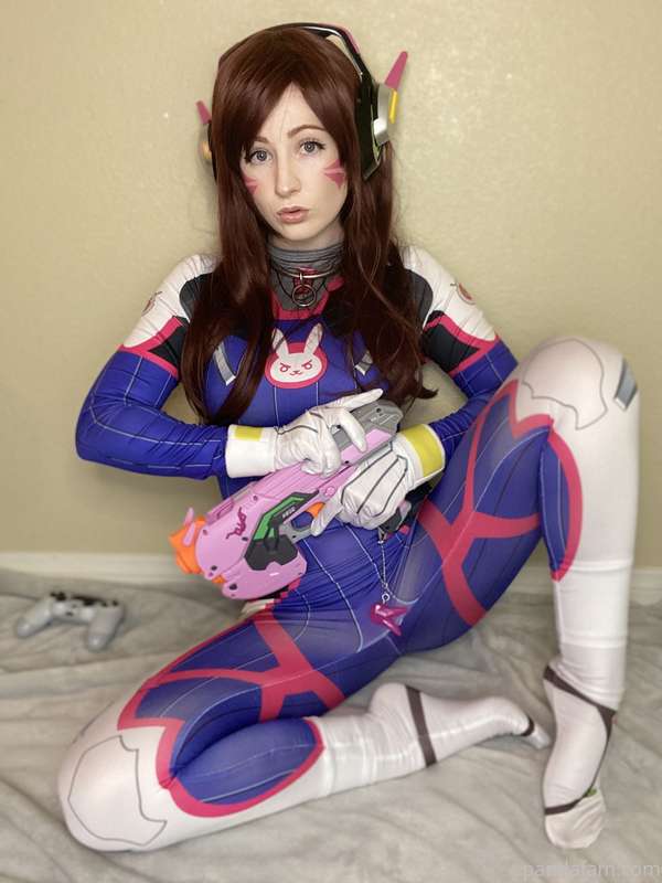 [15 pics] Suited up D. Va Cosplay 👾 which one was your fav? 15
