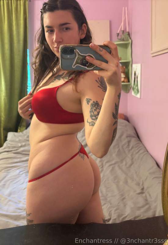 grabbing handfuls of my squishy hips 🐷 4