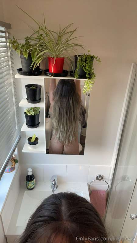 I love walking around naked at home, what do you like? 😉💋