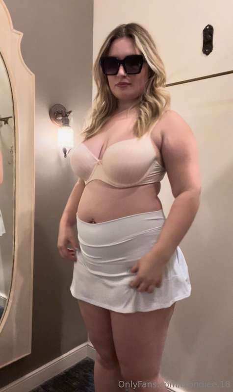 In this video Blondiee decides to go try on some clothes but.. 1