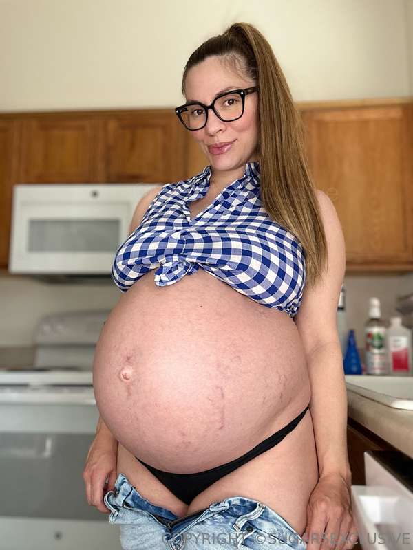 Do you love my big round belly? 😍