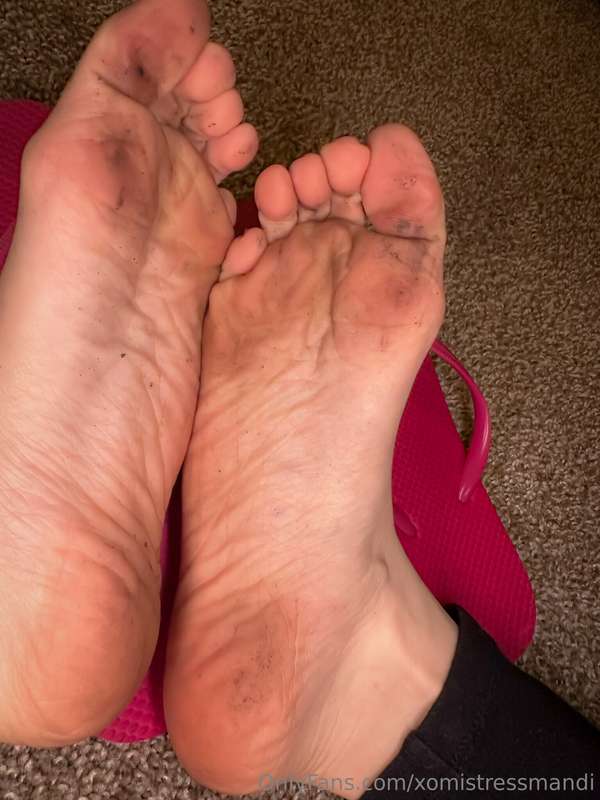 Dirty flip flop feet 😈 3