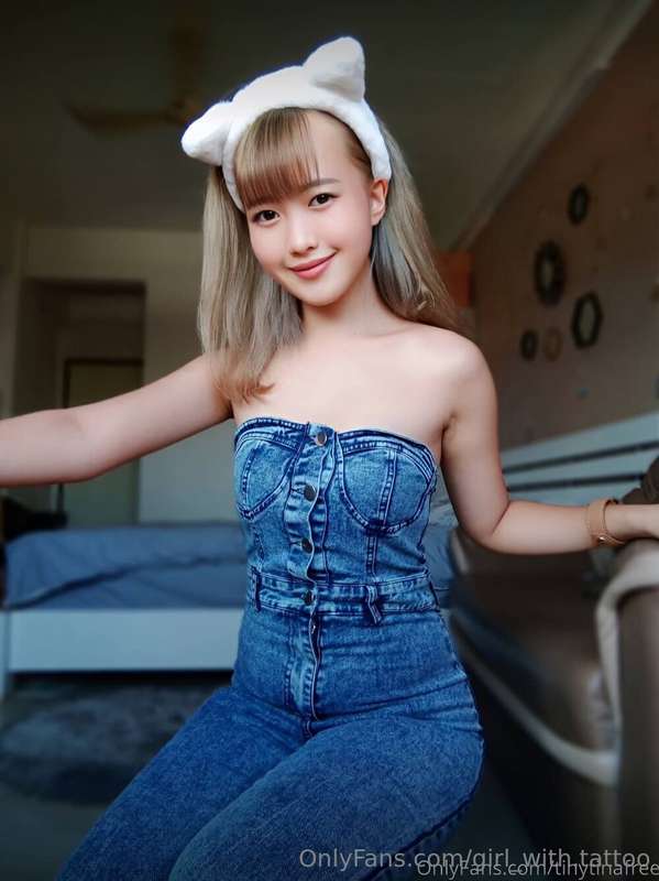 Stunning babe @aylachooo wants to show daddy how wet she is ..