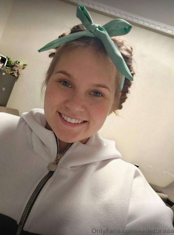 This pretty babe @lunaauraaa is crazy about how you can poss..