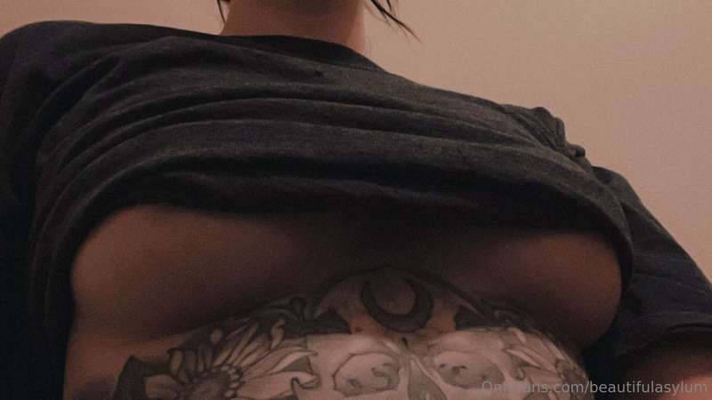 Who doesn’t like some under boob ☕️
