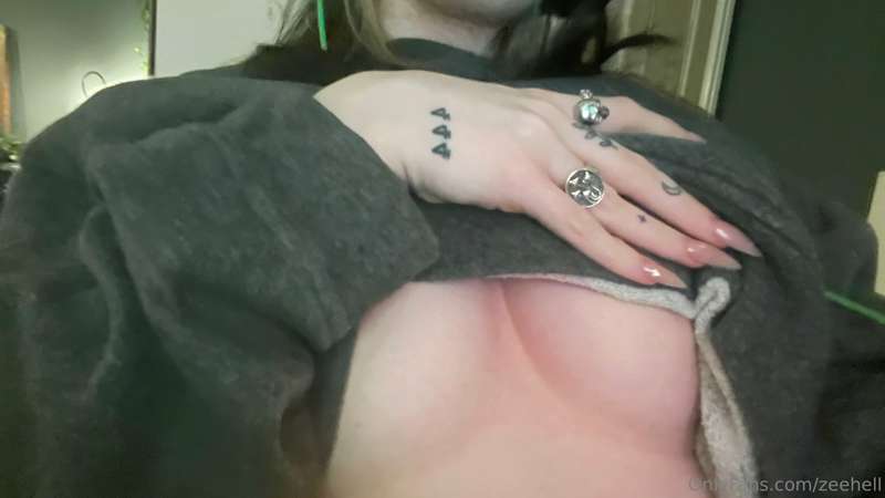 gamer boobs