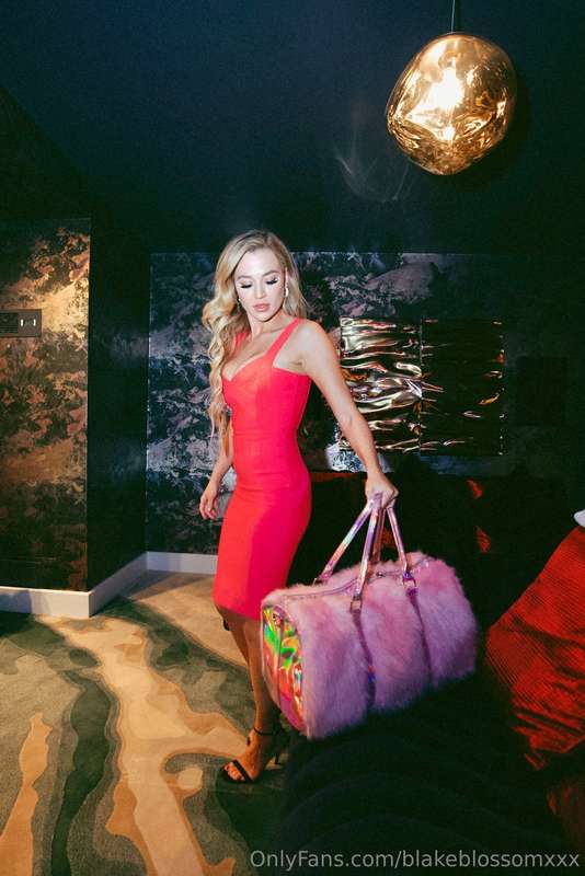 a girl and her bag 💼 💘 5