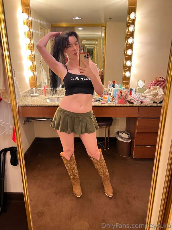 Don't you think this is an ICONIC outfit? 😋 2