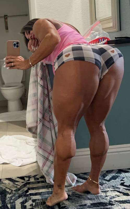 Late night booty check.. 😝 how we lookin? 😈