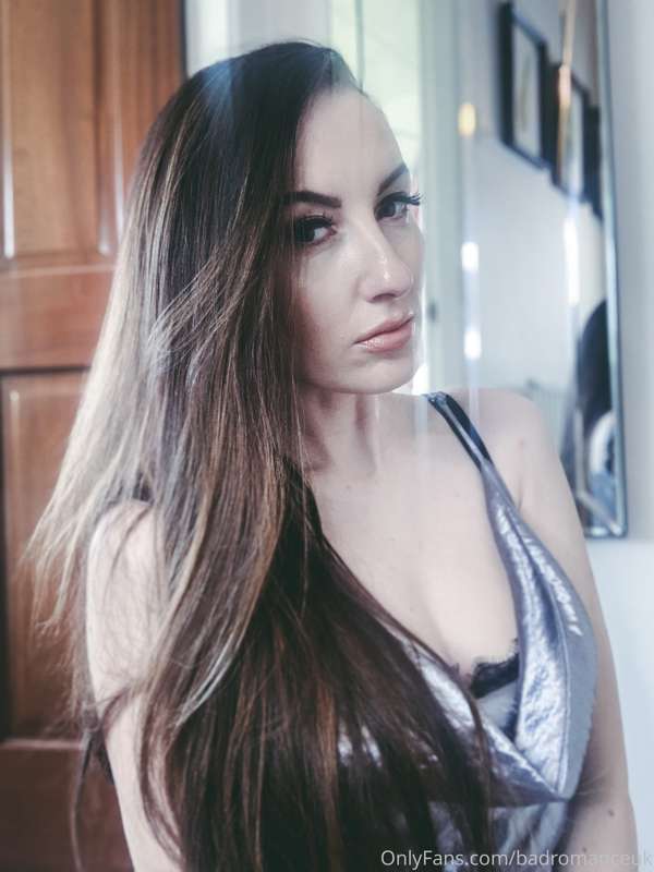 wooo I have so many silky dresses! Do you like a bit of shin.. 8