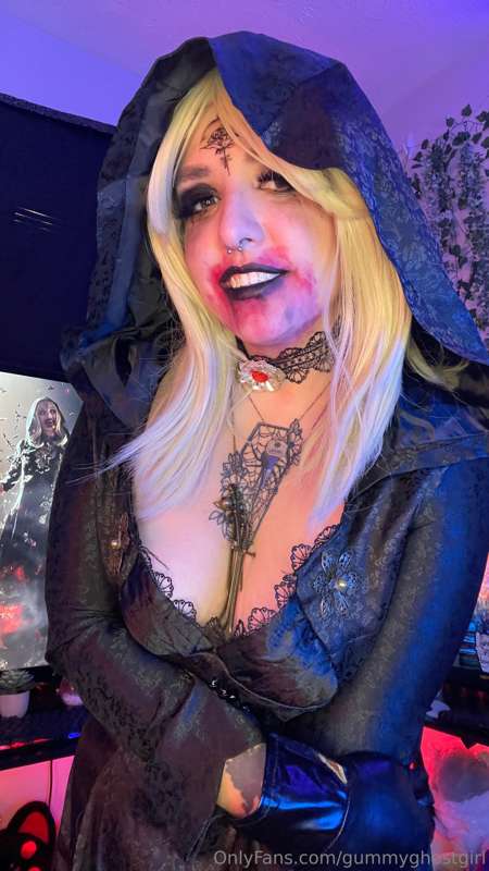 You’re my man thing now 🖤Bela Dimitrescu cosplay! 🪰🖤 pics an.. 20