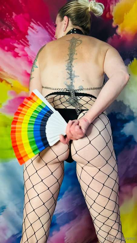 Happy Hump Day! Cum taste the 🌈  3