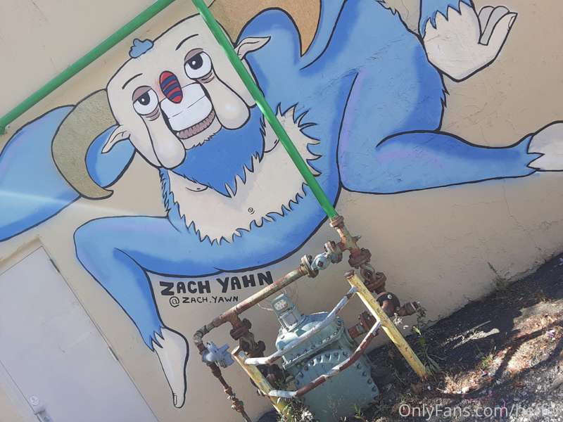 Shout out to whoever painted this it looks funny lolz