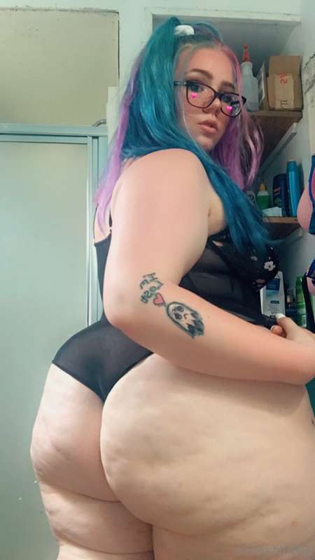 Love how my booty just eats the bottom of this bodysuit 😝 2
