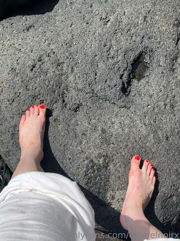 Some feet pics for you feet lovers 😏 7